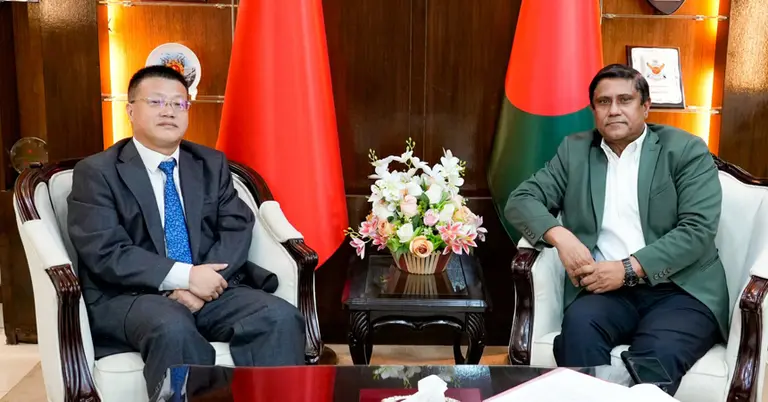 প্রতিরক্ষা উপদেষ্টা ড. এ কে এম শামছুল ইসলাম ও চীনা রাষ্ট্রদূত ইয়াও ওয়েন